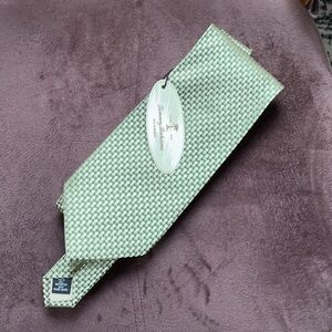 NWT Tommy Bahama Green and Tan Tie with Small Pineapple Pattern